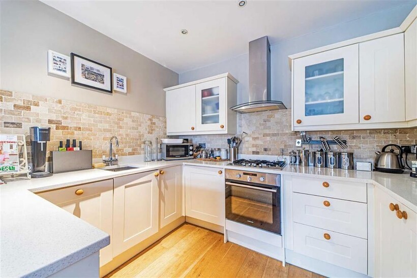 Elmtree Road, Teddington TW11 2 bed flat to rent - £2,295 pcm (£530 pw)