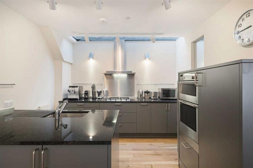 Ennismore Mews, London SW7 4 bed house to rent - £9,304 pcm (£2,147 pw)