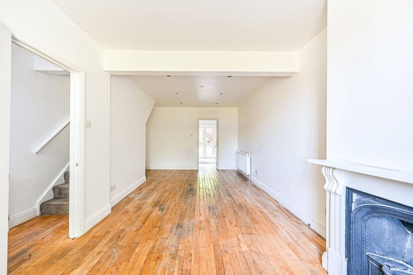 Latchmere Road, Battersea, London, SW11 3 bed terraced house to rent - £4,225 pcm (£975 pw)