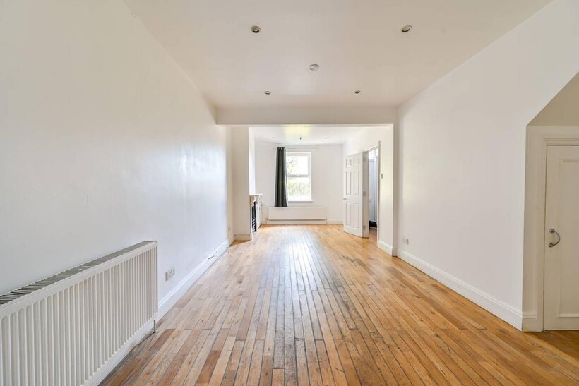 Latchmere Road, Battersea, London, SW11 3 bed terraced house to rent - £4,225 pcm (£975 pw)
