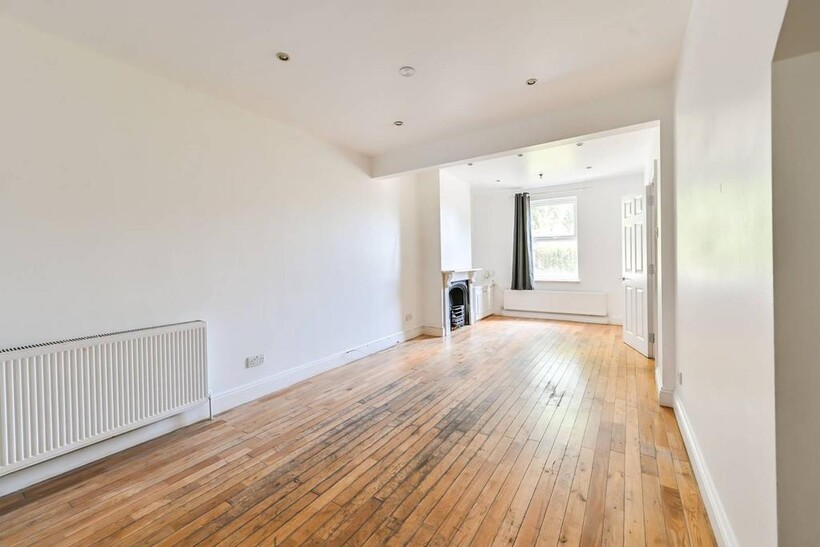 Latchmere Road, Battersea, London, SW11 3 bed terraced house to rent - £4,225 pcm (£975 pw)