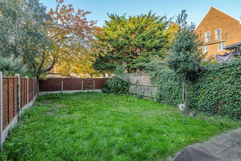 Sextant Avenue, Isle Of Dogs, London... 4 bed house to rent - £4,750 pcm (£1,096 pw)