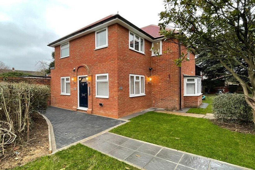 Bath Road, Hounslow 6 bed detached house to rent - £6,250 pcm (£1,442 pw)