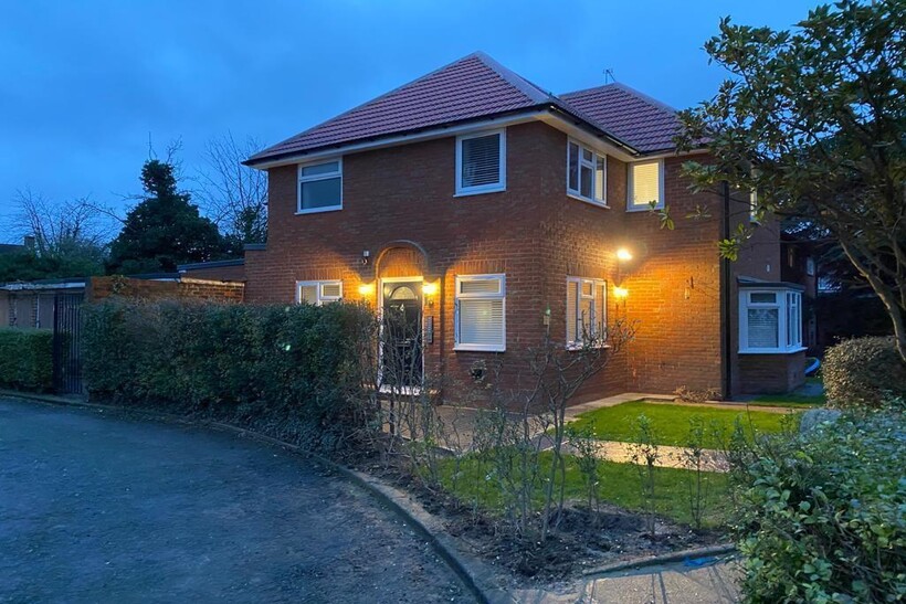 Bath Road, Hounslow 6 bed detached house to rent - £6,250 pcm (£1,442 pw)