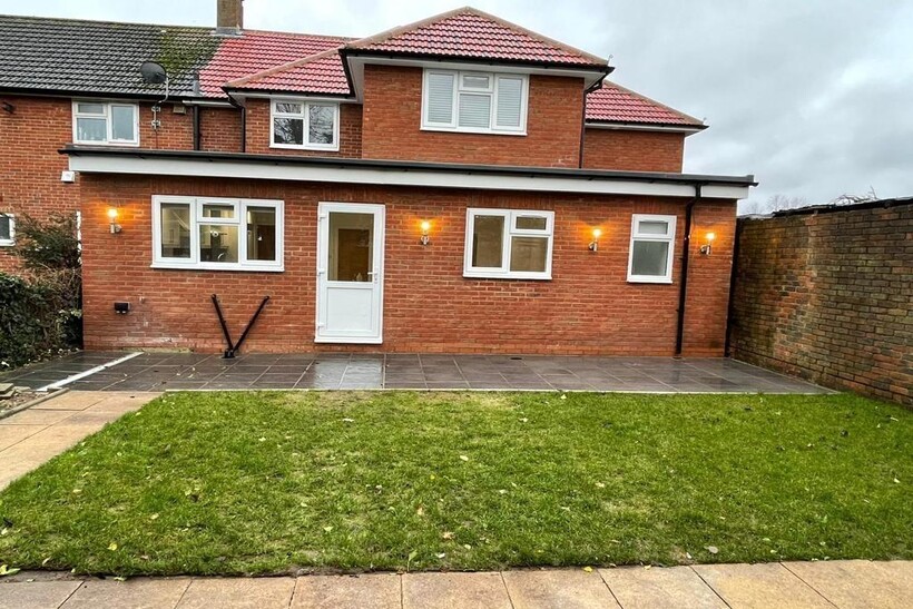 Bath Road, Hounslow 6 bed detached house to rent - £6,250 pcm (£1,442 pw)