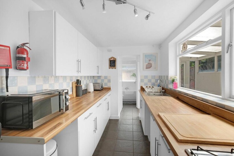 360 RG1 Blakes Cottages 13 3 bed detached house to rent - £4,350 pcm (£1,004 pw)