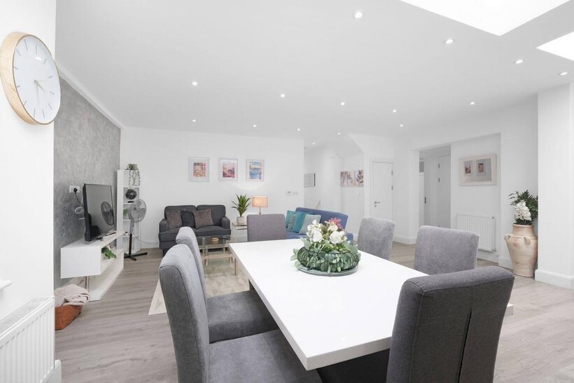 Lux UK HA8 Grove Rd 6-Z 3 bed semi-detached house to rent - £6,750 pcm (£1,558 pw)