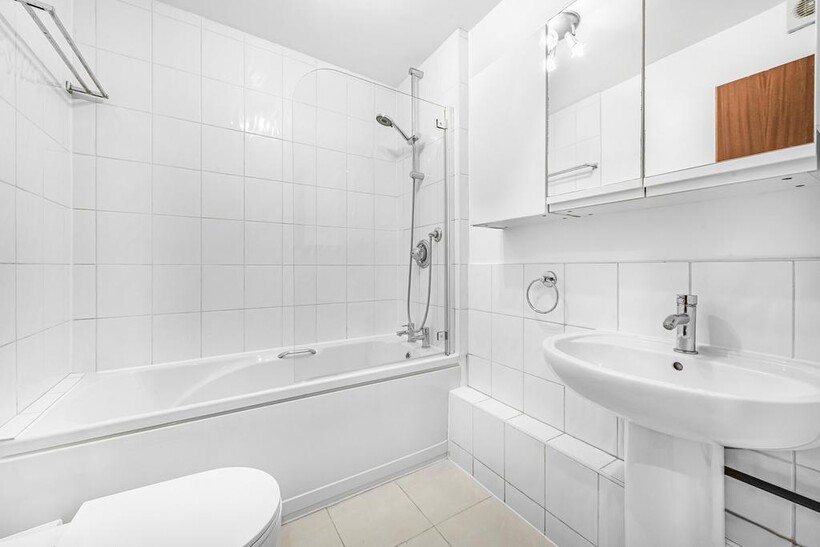 Goodhart Place, London, E14 2 bed flat to rent - £2,275 pcm (£525 pw)