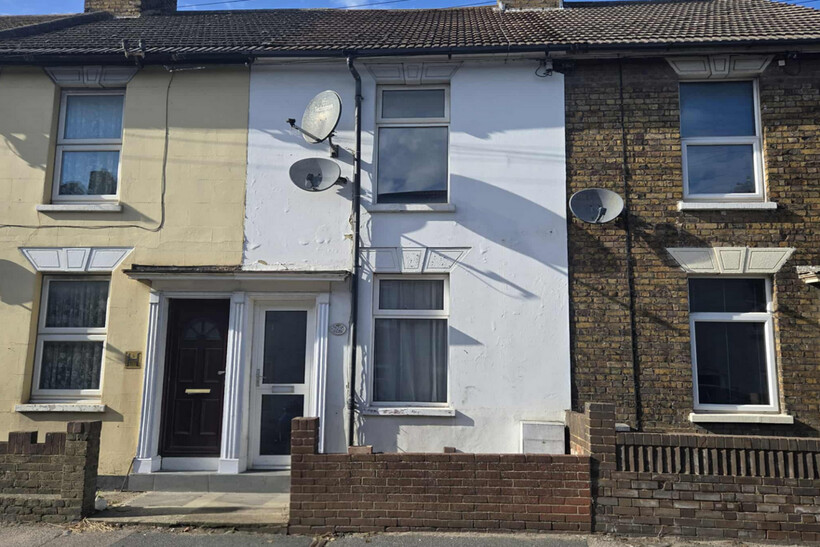 Crown Road, Sittingbourne ME10 3 bed terraced house to rent - £1,250 pcm (£288 pw)