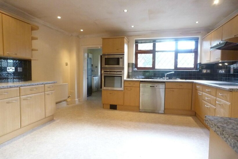 Churchfields Avenue, WEYBRIDGE, KT13 5 bed detached house to rent - £4,350 pcm (£1,004 pw)