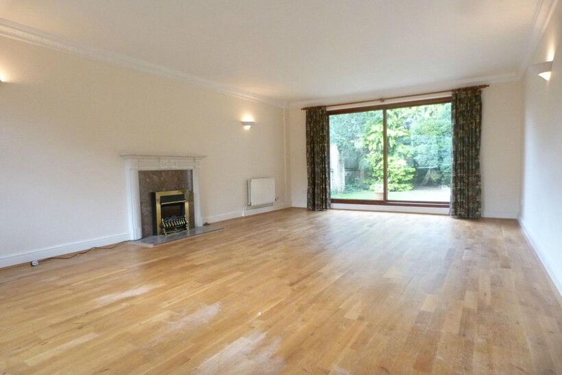 Churchfields Avenue, WEYBRIDGE, KT13 5 bed detached house to rent - £4,350 pcm (£1,004 pw)