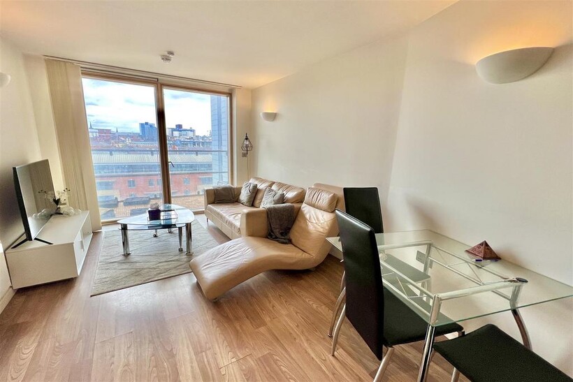 Wellington Quarter, West Point, Leeds 2 bed flat to rent - £1,200 pcm (£277 pw)