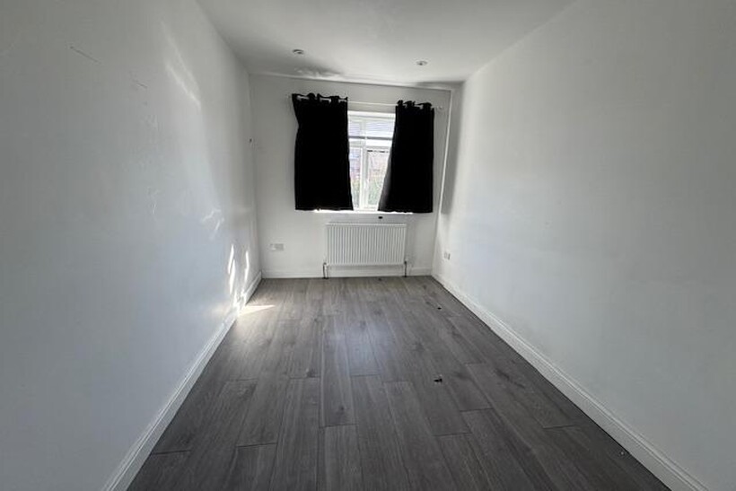 Havering Gardens, Romford RM6 1 bed flat to rent - £1,400 pcm (£323 pw)