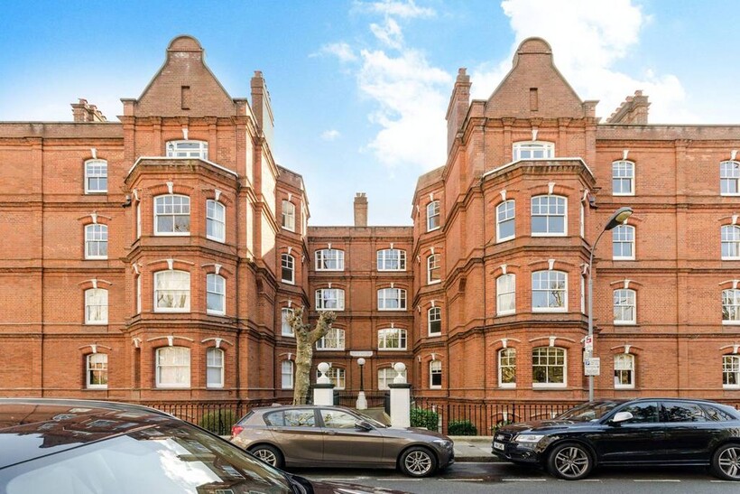 Ruskin Mansions, Barons Court... 2 bed flat to rent - £2,535 pcm (£585 pw)