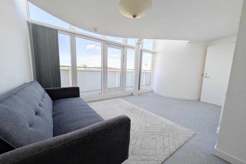 Royal Quay, Liverpool 2 bed penthouse to rent - £1,375 pcm (£317 pw)