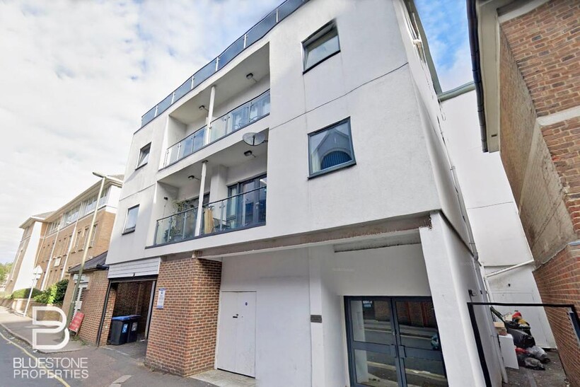 Clarendon Road, Redhill 2 bed flat to rent - £1,499 pcm (£346 pw)