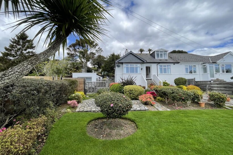 Woodlane Drive, Falmouth TR11 3 bed semi-detached bungalow to rent - £1,525 pcm (£352 pw)