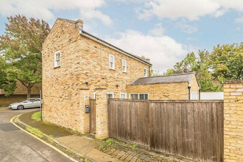 Fairfield Place, Kingston Upon Thames... 3 bed house to rent - £2,795 pcm (£645 pw)