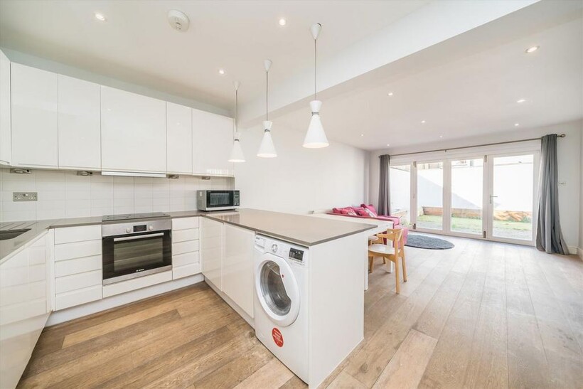 Fairfield Place, Kingston Upon Thames... 3 bed house to rent - £2,795 pcm (£645 pw)