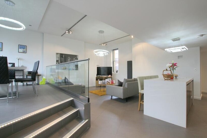 Kingston Road, London SW19 2 bed apartment to rent - £2,695 pcm (£622 pw)