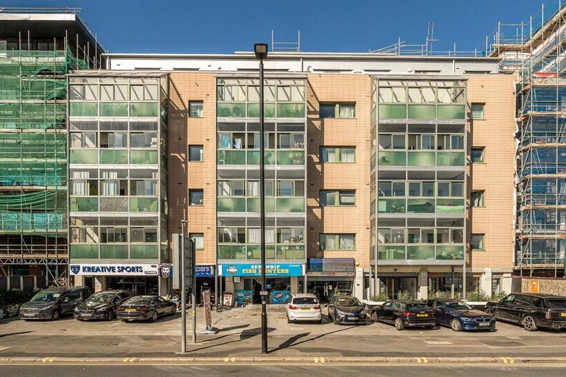 Staines Road, Hounslow TW3 2 bed flat to rent - £1,775 pcm (£410 pw)