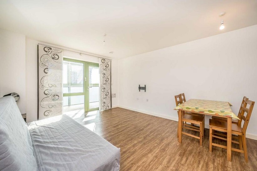 Staines Road, Hounslow TW3 2 bed flat to rent - £1,775 pcm (£410 pw)