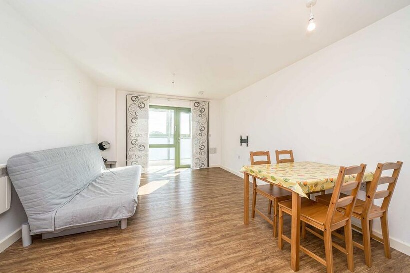 Staines Road, Hounslow TW3 2 bed flat to rent - £1,775 pcm (£410 pw)