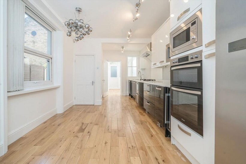 Chiswick Lane, London W4 5 bed house to rent - £4,498 pcm (£1,038 pw)