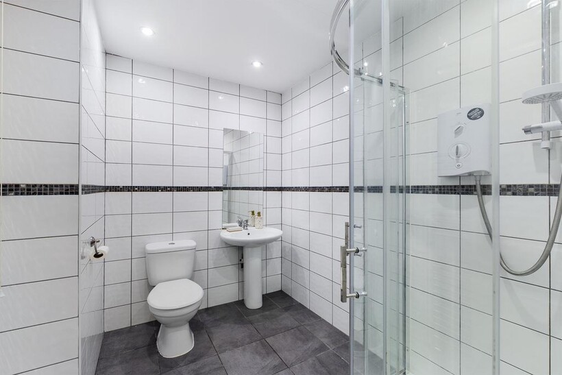 A modern and clean bathroom featuring a spaciou...