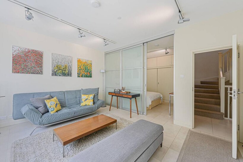 Ennismore Mews, Knightsbridge... 4 bed mews to rent - £11,050 pcm (£2,550 pw)