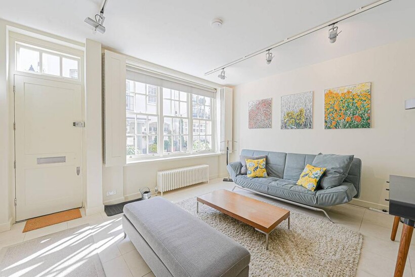 Ennismore Mews, Knightsbridge... 4 bed mews to rent - £11,050 pcm (£2,550 pw)