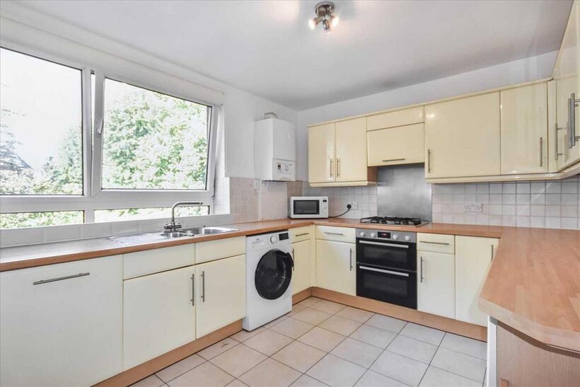 Salisbury Court, Thornton Avenue... 1 bed flat to rent - £1,846 pcm (£426 pw)