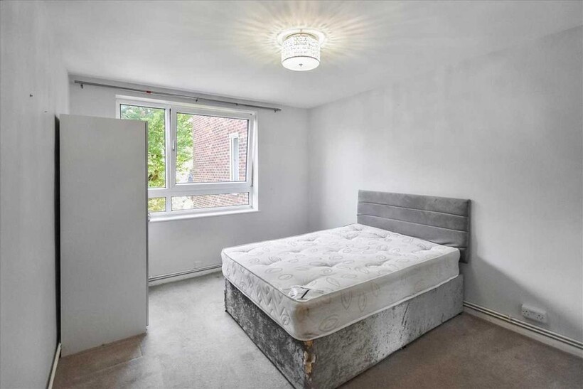 Salisbury Court, Thornton Avenue... 1 bed flat to rent - £1,846 pcm (£426 pw)