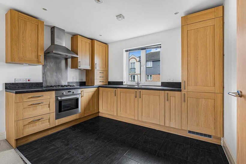 Bowes Road, STAINES, TW18 1 bed apartment to rent - £1,275 pcm (£294 pw)