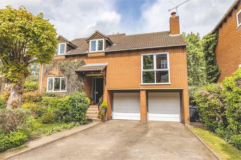 Oldacres, Maidenhead SL6 4 bed detached house to rent - £2,795 pcm (£645 pw)