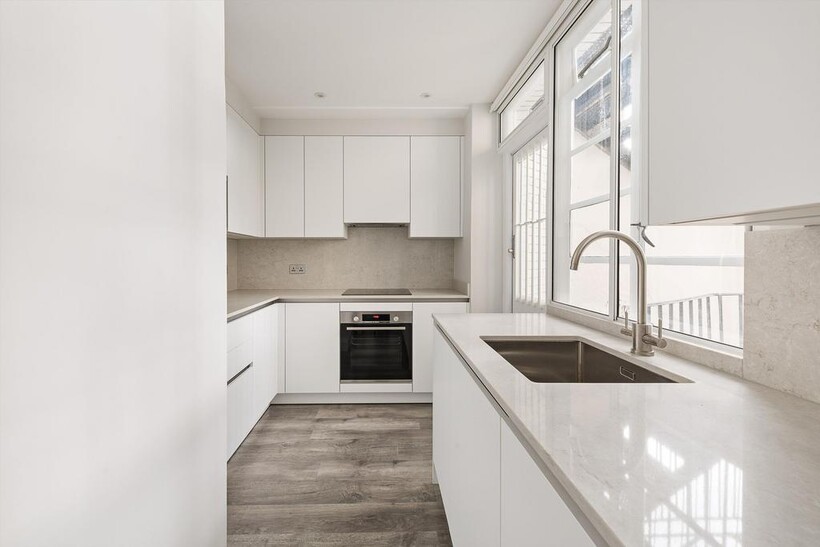 Sloane Street, London, SW1X 3 bed flat to rent - £6,912 pcm (£1,595 pw)