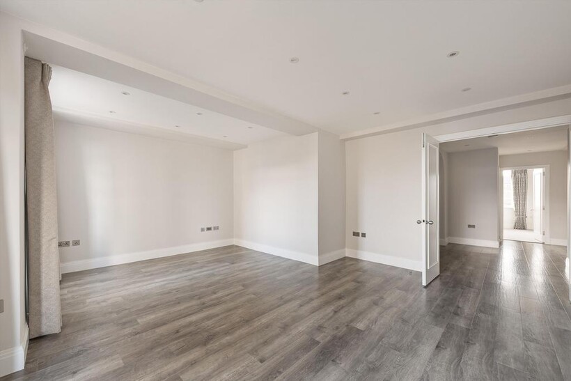 Sloane Street, London, SW1X 3 bed flat to rent - £6,912 pcm (£1,595 pw)