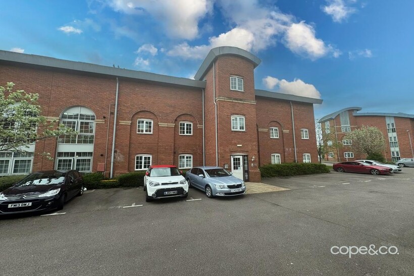 Caxton Court, Burton-On-Trent... 2 bed ground floor flat to rent - £775 pcm (£179 pw)