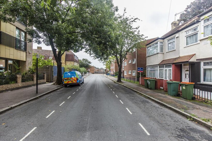 Berwick Road, London E16 4 bed terraced house to rent - £2,699 pcm (£623 pw)