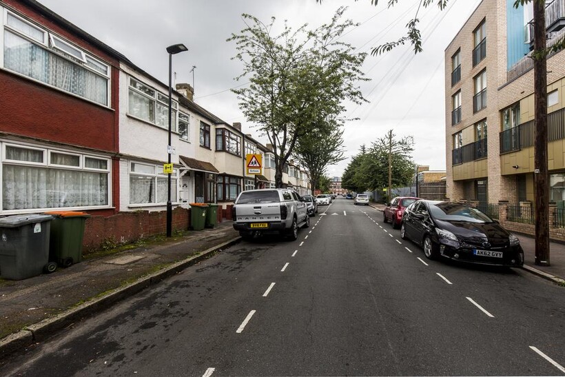 Berwick Road, London E16 4 bed terraced house to rent - £2,699 pcm (£623 pw)