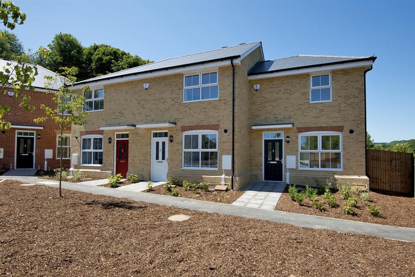Rosewood Heights, Dover 2 bed detached house to rent - £1,200 pcm (£277 pw)