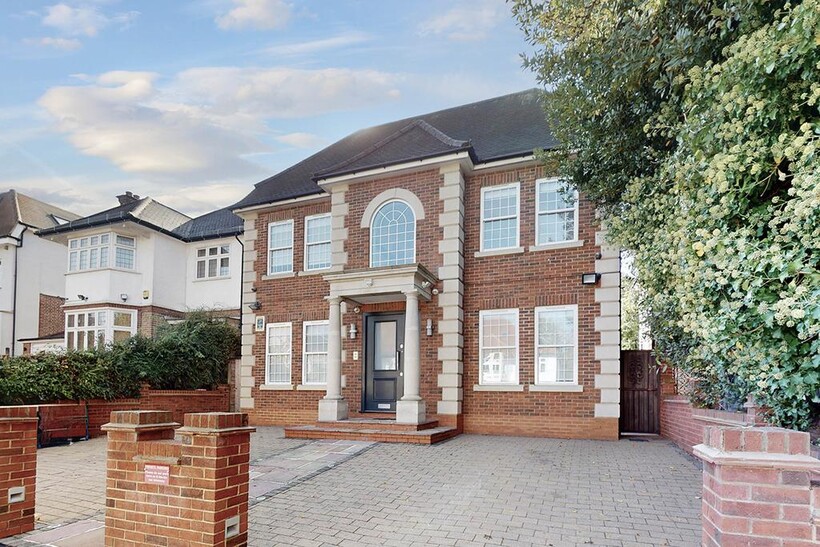 Courtleigh Gardens, London NW11 6 bed detached house to rent - £8,500 pcm (£1,962 pw)