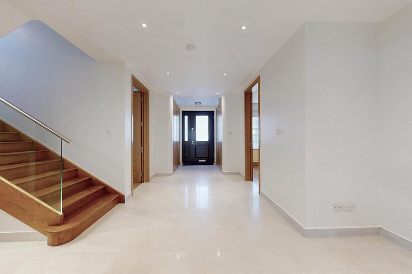 Courtleigh Gardens, London NW11 6 bed detached house to rent - £8,500 pcm (£1,962 pw)