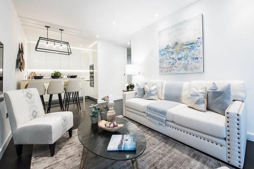 Charles Clowes Walk, London, SW11 2 bed property to rent - £5,092 pcm (£1,175 pw)