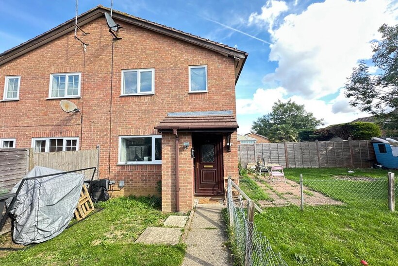 Mees Close, Luton, Bedfordshire, LU3 4AZ 1 bed semi-detached house to rent - £1,000 pcm (£231 pw)