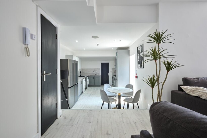 at Liverpool, 1, Kemble Street SA2 6 bed semi-detached house to rent - £715 pcm (£165 pw)