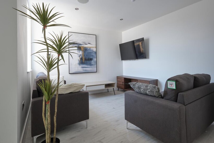 at Liverpool, 1, Kemble Street SA2 6 bed semi-detached house to rent - £715 pcm (£165 pw)