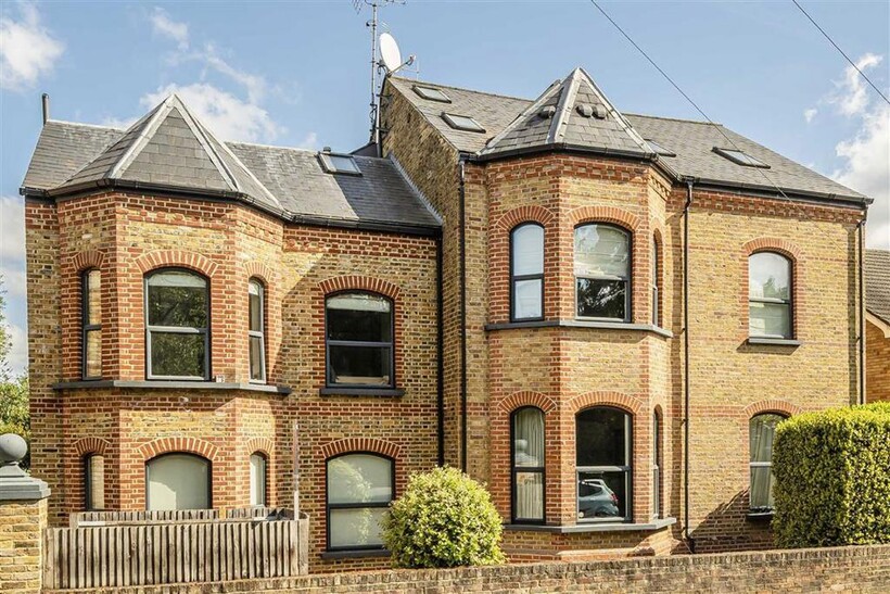 Coleshill Road, Teddington TW11 2 bed flat to rent - £2,295 pcm (£530 pw)