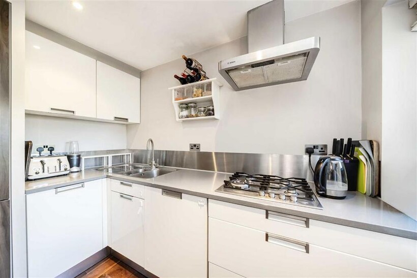 Coleshill Road, Teddington TW11 2 bed flat to rent - £2,295 pcm (£530 pw)