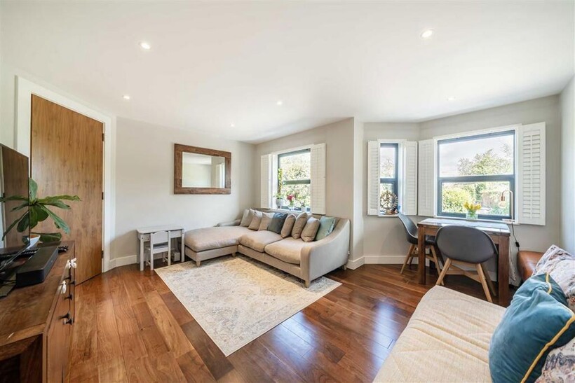 Coleshill Road, Teddington TW11 2 bed flat to rent - £2,295 pcm (£530 pw)